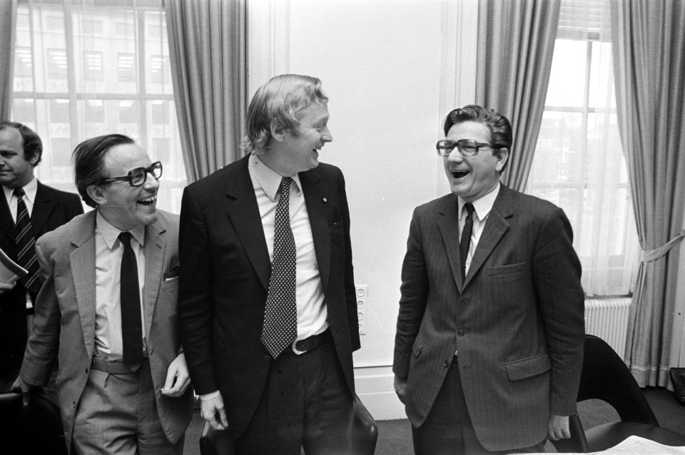 KVP-fractie vergadert, vrolijke Staatssecretaris Westerterp (rechts) en fractiev, Bestanddeelnr 926-3162