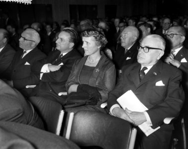 KVP congres 1960 in Krasnapolski te Amsterdam, v.l.n.r. mr. G.M.J. Veldkamp, min, Bestanddeelnr 911-6934