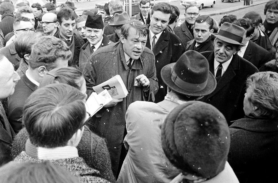 KVP-Brabantdag in Tilburg, lijstaanvoerder Van Mierlo van D66 tijdens toespreken, Bestanddeelnr 920-0228
