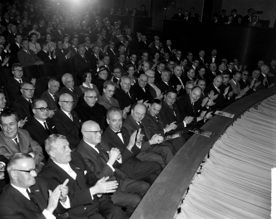 KVP-Congres in Den Bosch , van links naar rechts prof Romme , Commissaris der K, Bestanddeelnr 915-0638
