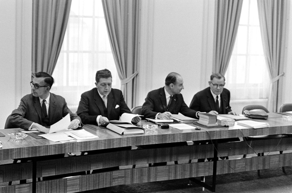 KVP-fractie bijeen om te praten over radicaal drs. J. Aarden . Nummer 9 Drs. J. , Bestanddeelnr 920-8811