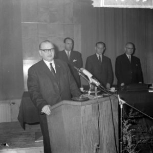 KVP-bijeenkomst in Utrecht. Fractievoorzitter KVP dr. W. L. O. M. Kort aan het w, Bestanddeelnr 914-9093