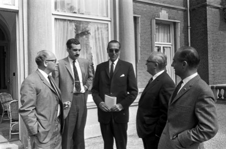 KVP-bestuur bijeen te Baarn. De heren Van Doorn , Jurgens, Aalbersen, Horbach en, Bestanddeelnr 920-6406