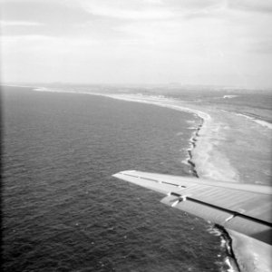 Kustlandschap, waarschijnlijk Curaçao, gezien vanuit een vliegtuig, Bestanddeelnr 252-2676