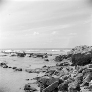 Kuststrook bij de haven van Caesarea met archeologische muurresten op het strand, Bestanddeelnr 255-1500