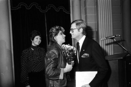 Kus van Margriet Eshuis voor mr. Pieter van Vollenhoven , links Mies Bouwman, Bestanddeelnr 932-3919