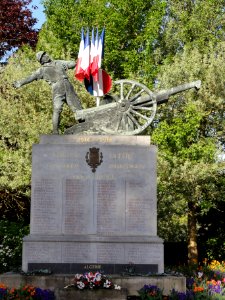 La Fère (Aisne) monument aux morts