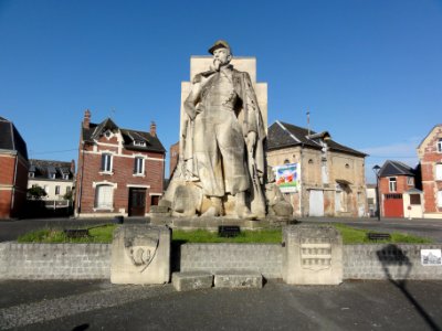 La Fère (Aisne) Statue de l'Artilleur (01)