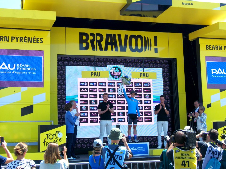 La course by Le Tour de France 2019 à Pau - Podium classement meilleur jeune UCI World Tour