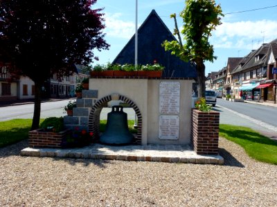La Ferrière-sur-Risle (Eure, Fr) cloche, monument aux morts