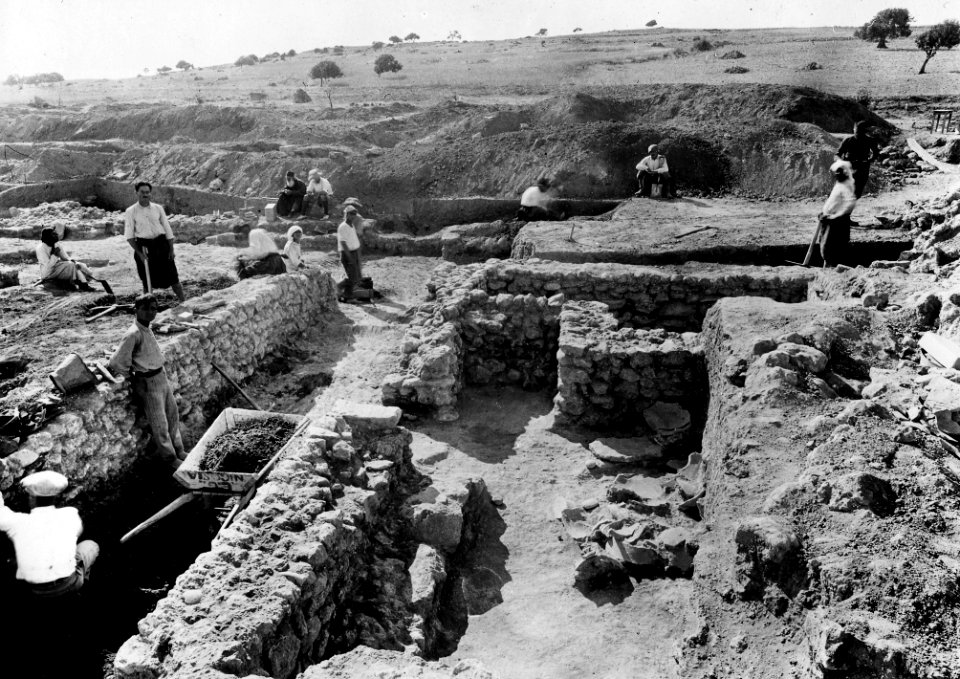 L.C. III huset, arbetsbild. Ajia Irini. utgrävning. Αγια Ειρηνη - SMVK - C02419