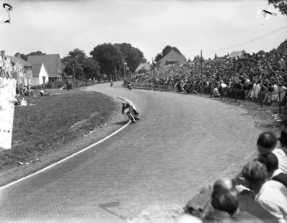 L. Simons (Nederland) op AJS in klasse 350cc, Bestanddeelnr 905-8046