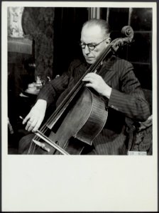 L. J. Jordaan (1885-1980) speelt cello. Leendeert Juriaan Jordaan was een gereno, Bestanddeelnr 119-0510