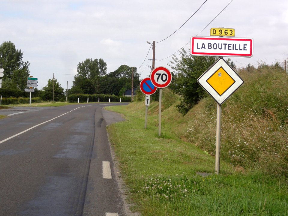 La Bouteille (Aisne) city limit sign