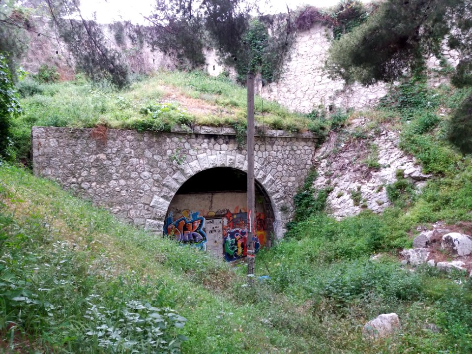 L'Estaque - Corbière - Entrée d'un tunnel sous le viaduc du côté du fortin de Corbière