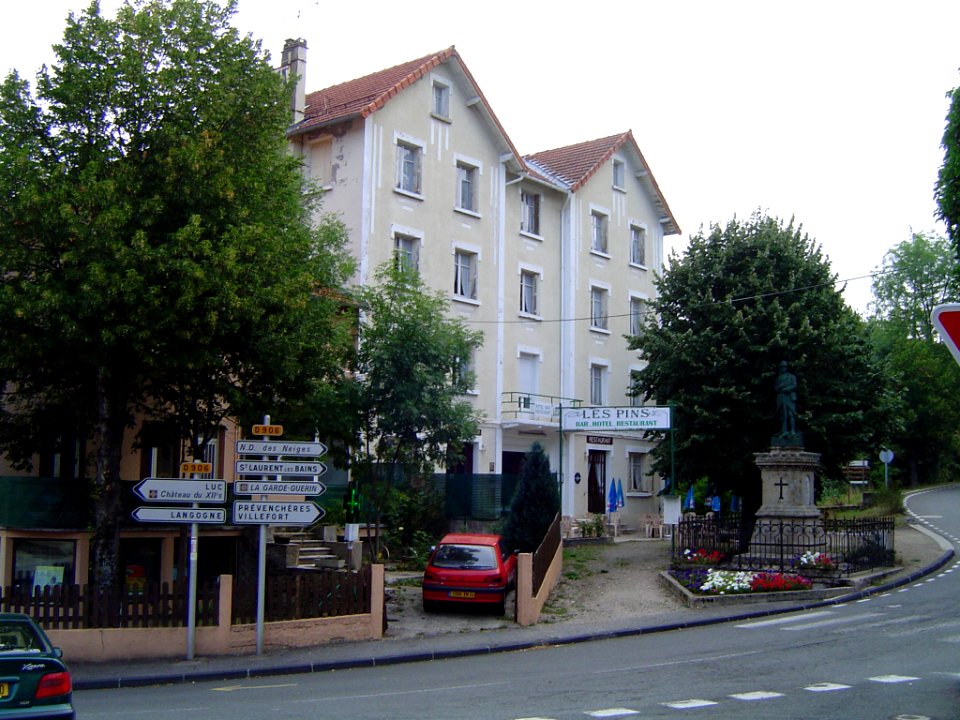 La Bastide-Puylaurent, monument aux morts à La Bastide