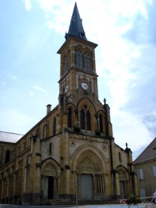 La Clayette, façade de l'église et fontaines