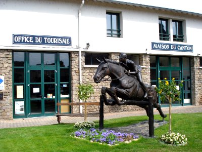 La Clayette, O.T. et Maison du Canton, statue cheval jockey