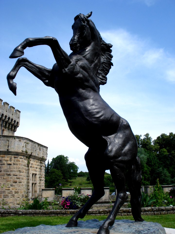 La Clayette (Saône-et-Loire, Fr), statue cheval se cabrant