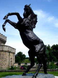 La Clayette (Saône-et-Loire, Fr), statue cheval se cabrant