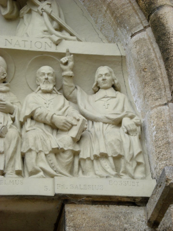 La Clayette, François de Sales et Bossuet au tympan de l'eglise