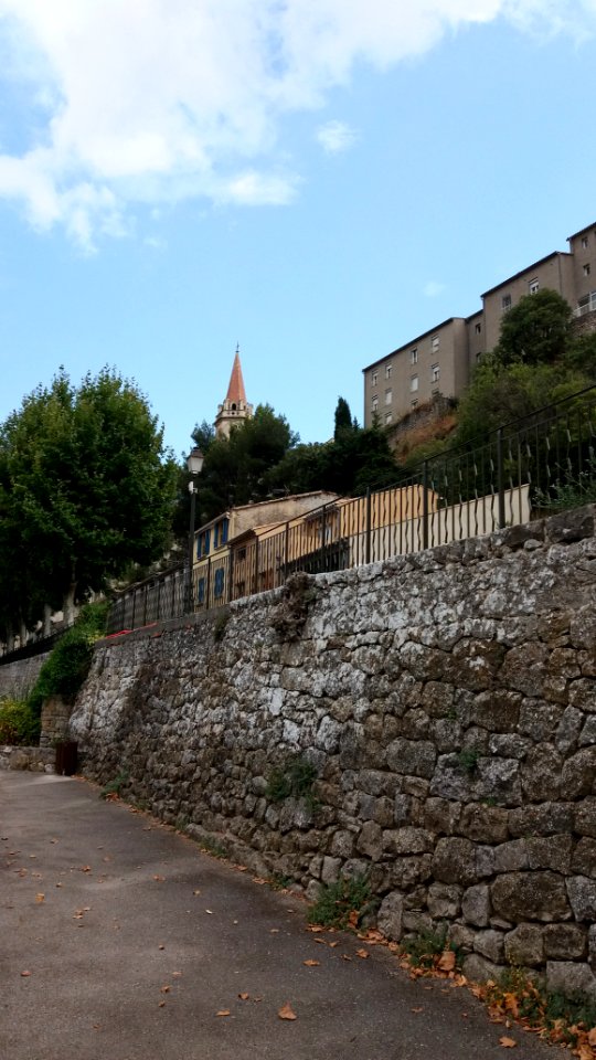 La Cadière-d'Azur - église Saint-André en contrebas