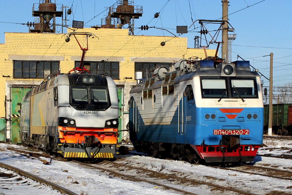 KZ8A-007 и ВЛ40М-1320-2, Kazakhstan, Karaganda region, Karaganda depot (Trainpix 146365)