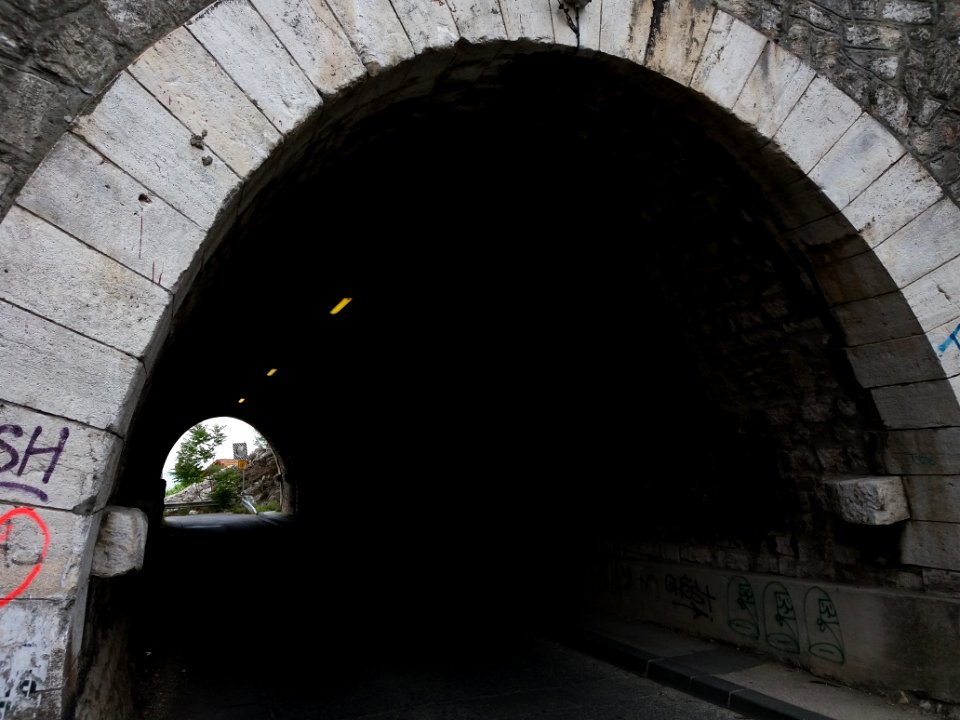 L'Estaque - Tunnel sous le viaduc ferroviaire du Marinier - Vu depuis l'entrée nord