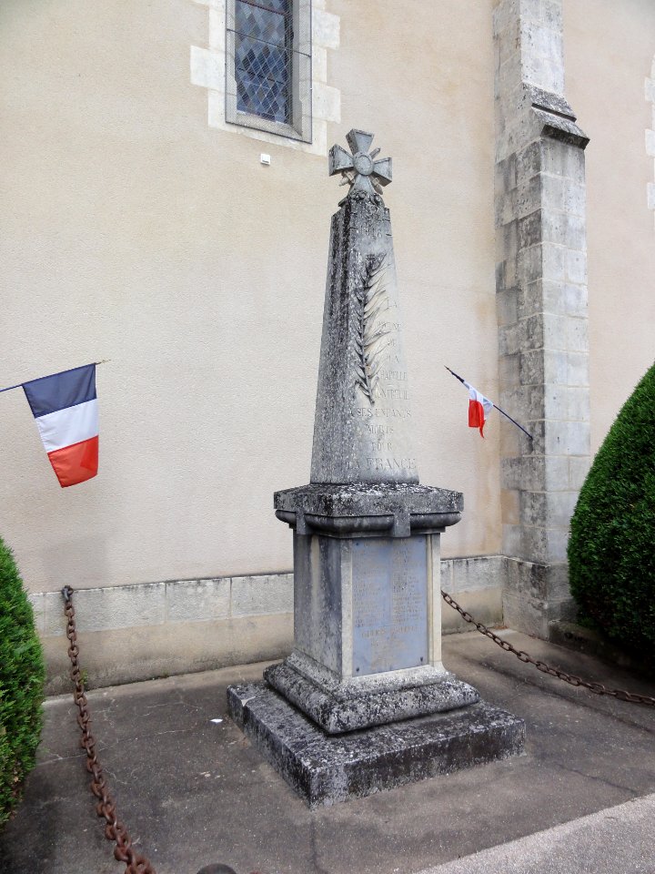 La Chapelle-Montreuil (Vienne) monument aux morts