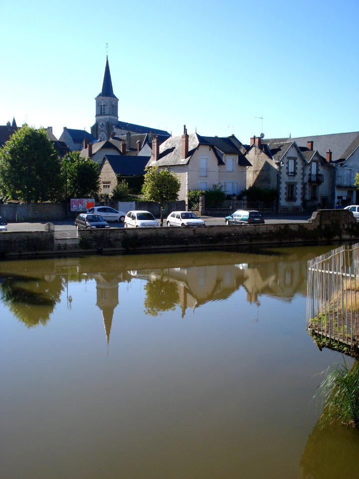 L'Alène, lac de barrage au centre de Luzy (Nièvre, Fr)