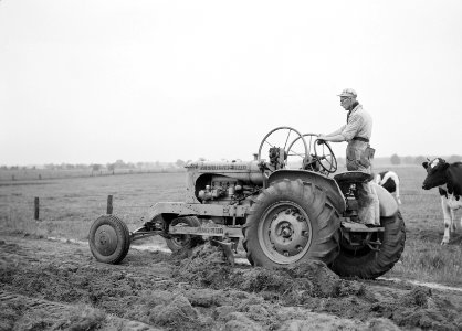 Landbouwmachines en werktuigen, werkzaamheden, wegschaven, speed patrol, juni 1952, Bestanddeelnr 160-1007