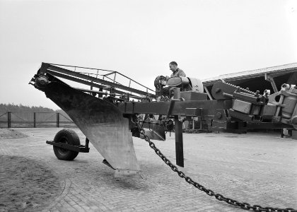 Landbouwmachines en werktuigen, werkzaamheden, ploegen, toolbarploeg 8-90, d6, Bestanddeelnr 160-1187