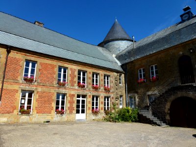 L'Échelle (Ardennes) château, cour et escalier