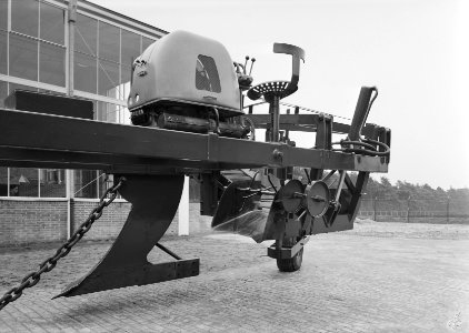 Landbouwmachines en werktuigen, werkzaamheden, ploegen, toolbarploeg 8-90, d6, Bestanddeelnr 160-1188