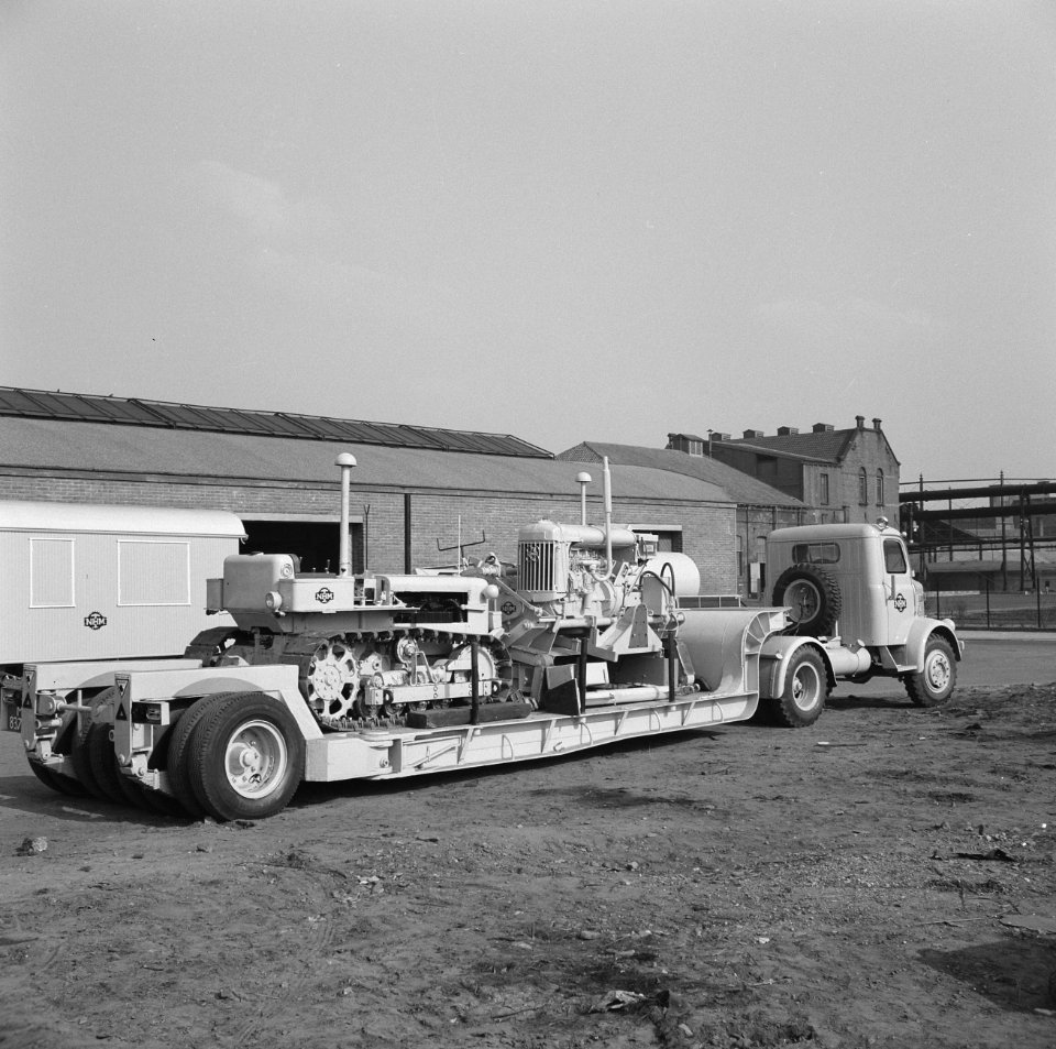 Landbouwmachines en werktuigen, werkzaamheden, diepladers, chauffeurs, wegenbouw, Bestanddeelnr 160-1068