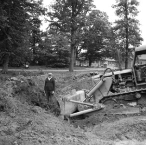 Landbouwmachines en werktuigen, werkzaamheden, rooien, stobben, D7-Uil, Presikha, Bestanddeelnr 160-1082