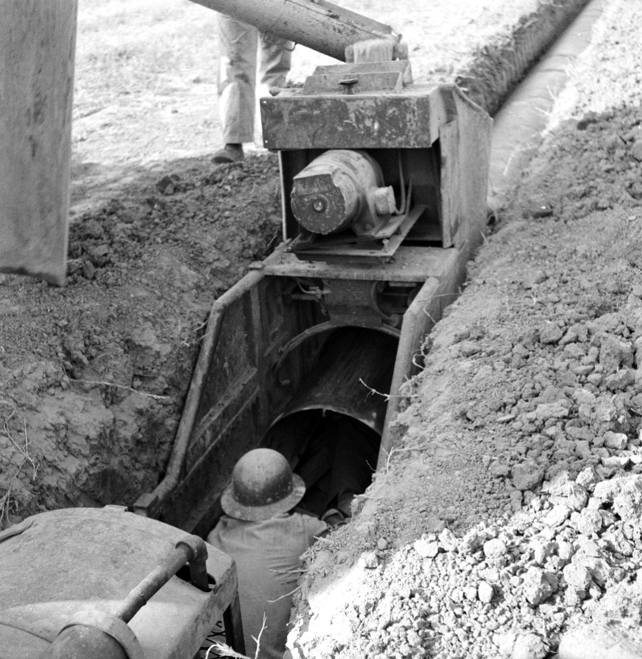 Landbouwmachines en werktuigen, werkzaamheden, sleuvengravers, rioleringen, Bestanddeelnr 160-1234