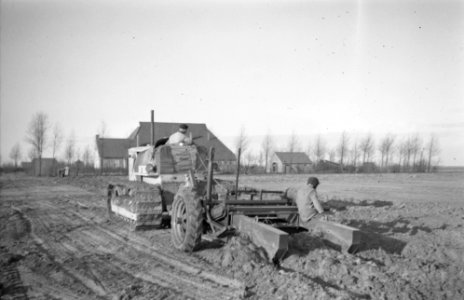 Landbouwmachines en werktuigen, werkzaamheden, woelers, damme, Bestanddeelnr 160-1052