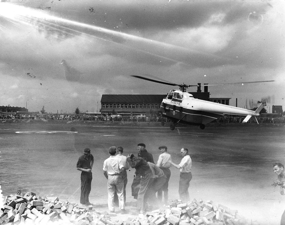 Landing van helicopter in Jan van Galenstraat, Bestanddeelnr 906-5843