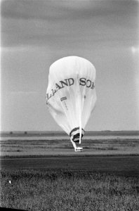 Landing ballon Dutch Viking na succesvolle vlucht over Atlantische Oceaan in p, Bestanddeelnr 933-7462