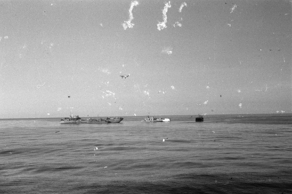Landingsvaartuigen op zee, Bestanddeelnr 2418
