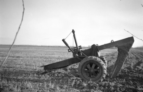 Landbouwmachines en werktuigen, werkzaamheden, woelers, damme, Bestanddeelnr 160-1051