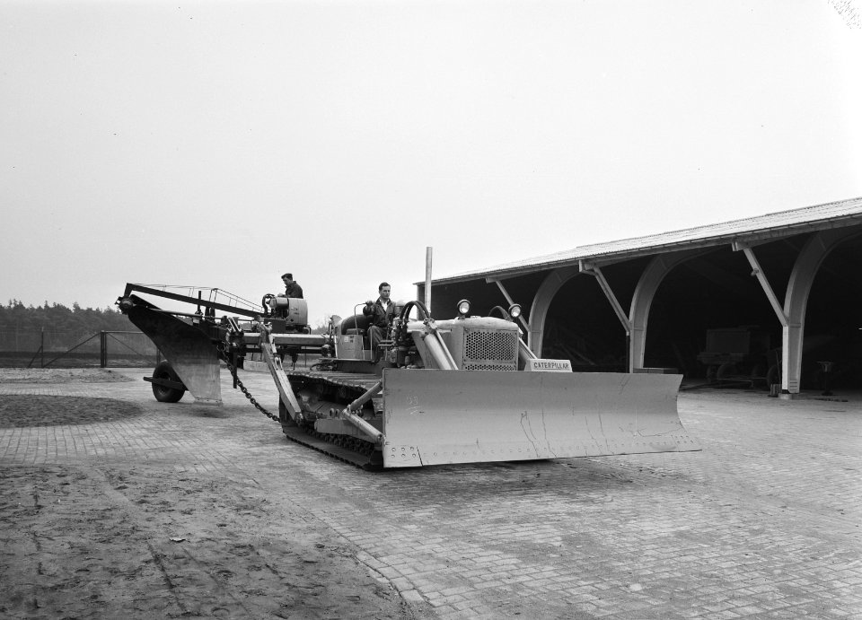 Landbouwmachines en werktuigen, werkzaamheden, ploegen, toolbarploeg 8-90, d6, Bestanddeelnr 160-1185