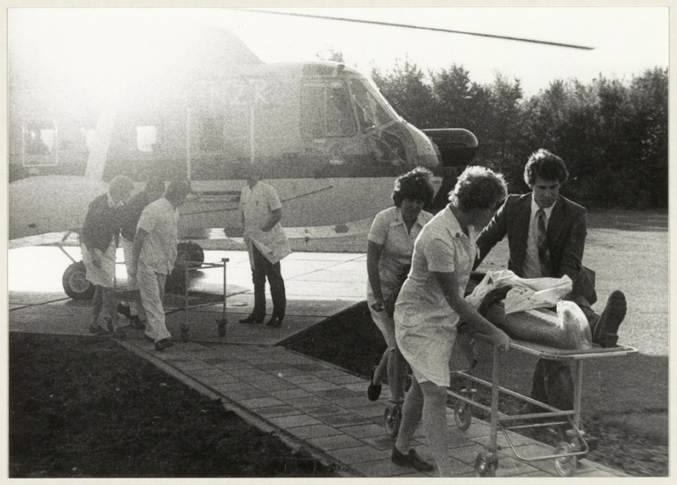Landing van de eerste helicopter op het nieuwe heliveld in de tuin van het St. Elisabeths Gasthuis, Boehaavelaan 22, NL-HlmNHA 54010127