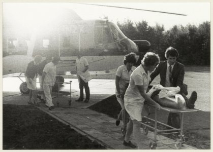 Landing van de eerste helicopter op het nieuwe heliveld in de tuin van het St. Elisabeths Gasthuis, Boehaavelaan 22, NL-HlmNHA 54010127