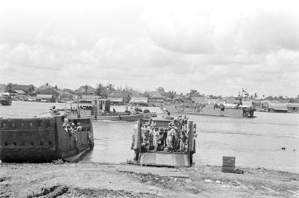 Landingsvaartuigen op de rivier de Moesi Musi, Bestanddeelnr 255-3-3