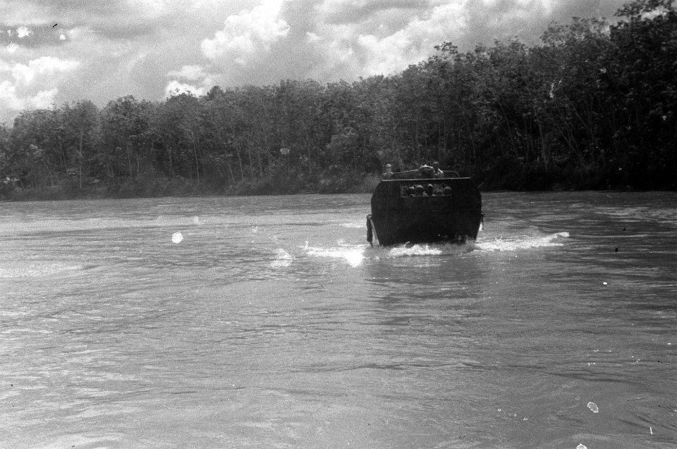 Landingsvaartuig op een rivier, Bestanddeelnr 2384