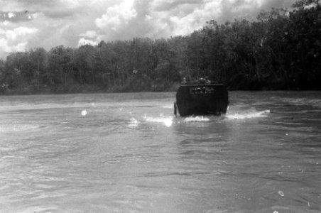 Landingsvaartuig op een rivier, Bestanddeelnr 2384