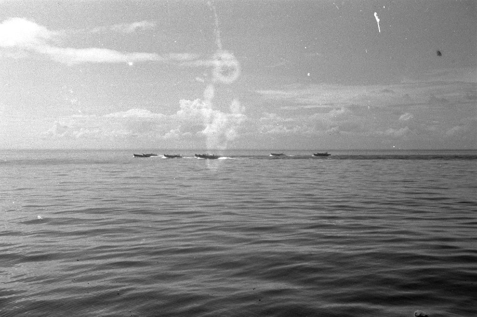 Landingsvaartuigen op zee, Bestanddeelnr 2381