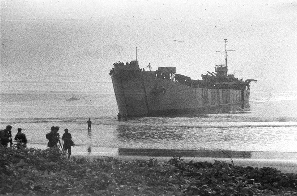 Landingsvaartuig LST 627 Pelikaan nadert het strand De luiken zijn gesloten…, Bestanddeelnr 408-4-3